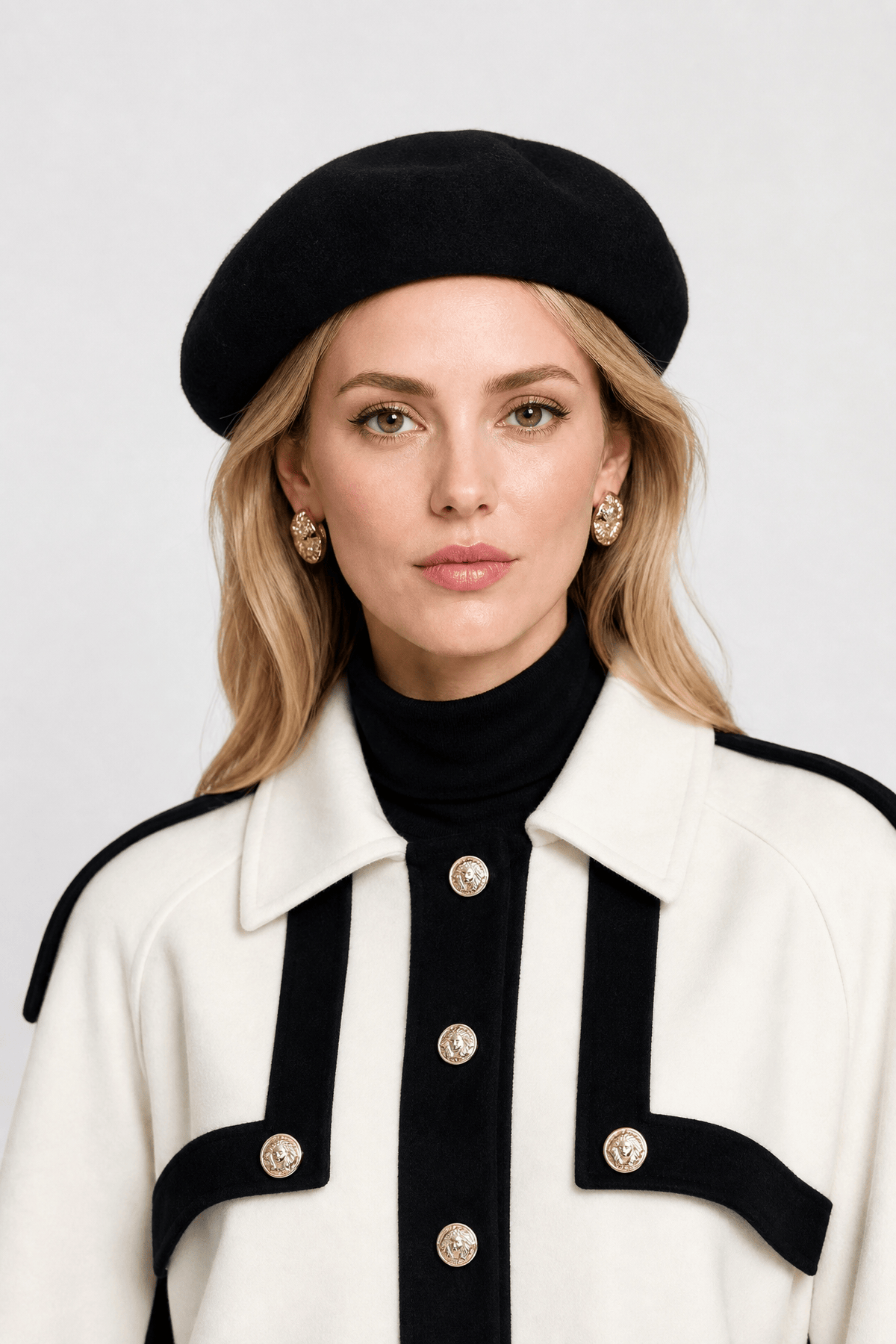 Manteau cape écru galonné de noir avec boutons dorés et manches cape ouvertes sous le bras