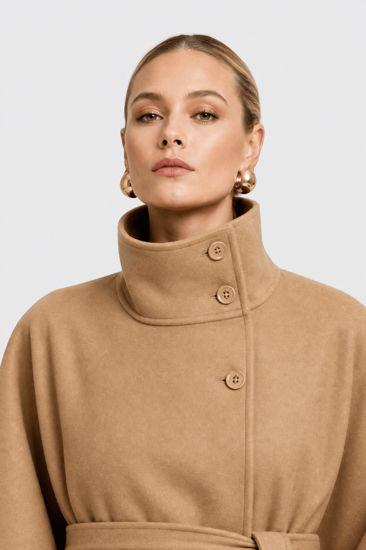 Manteau cape camel clair à col montant boutonné en biais et ceinture assortie