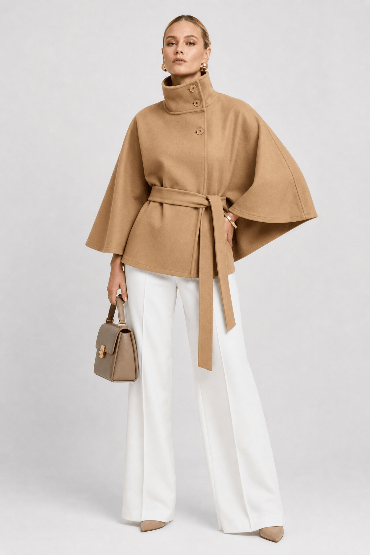 Manteau cape camel clair à col montant boutonné en biais et ceinture assortie