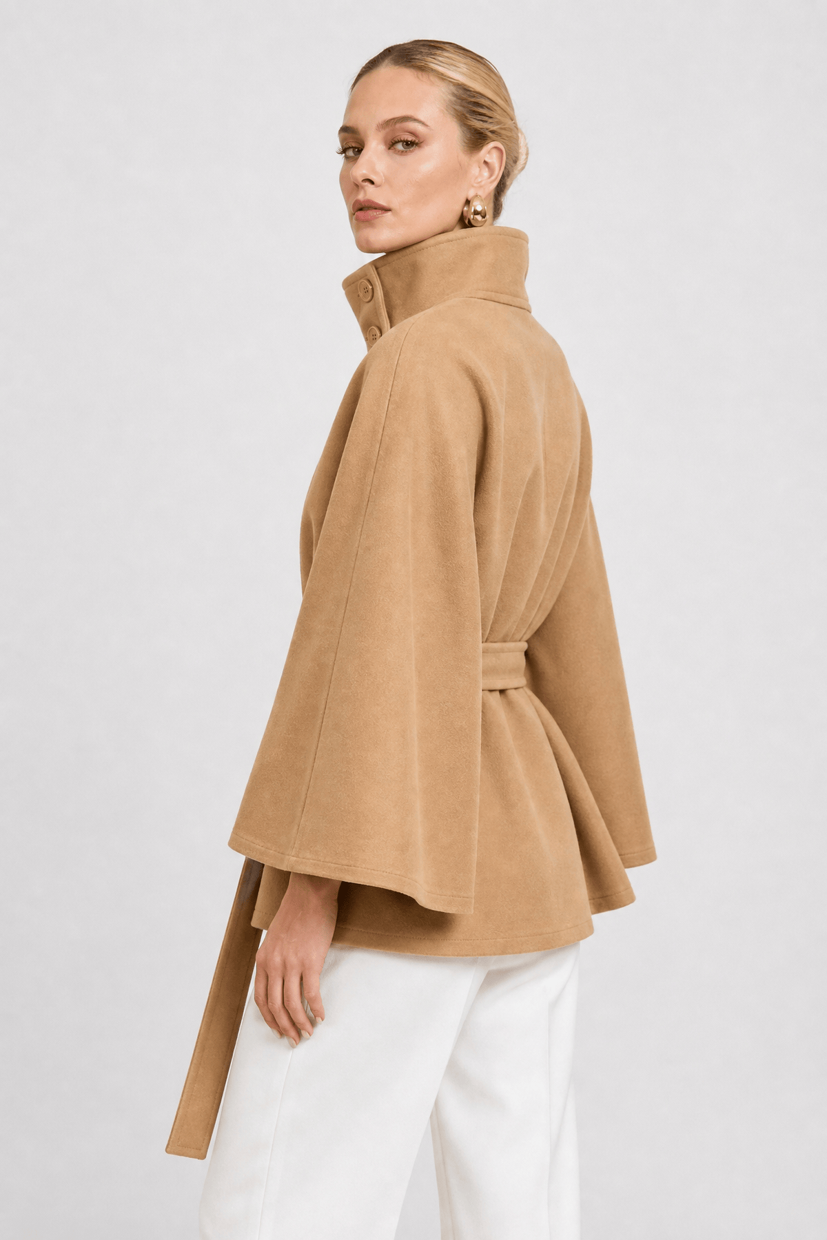 Manteau cape camel clair à col montant boutonné en biais et ceinture assortie