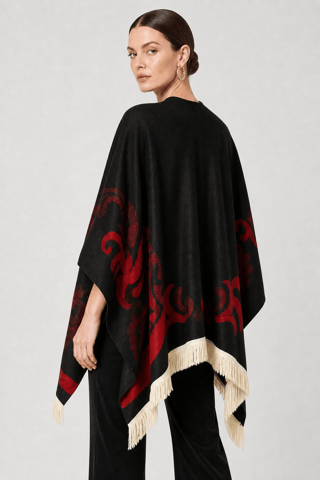 Cape Femme Noire à Franges